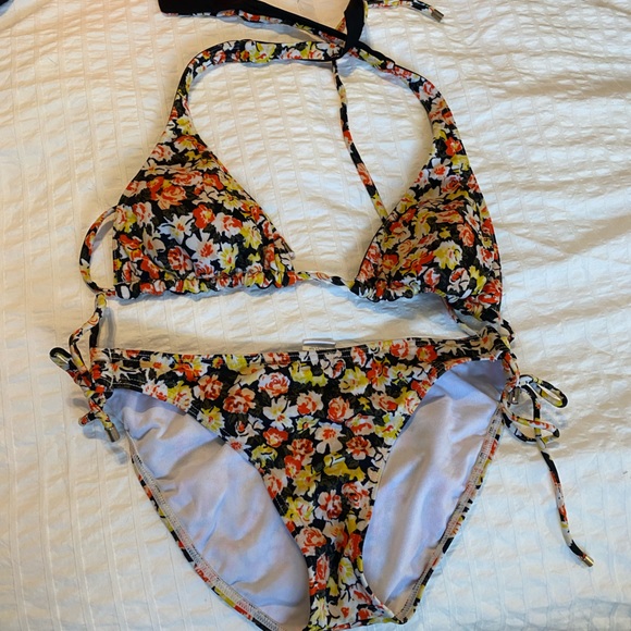 Cover ups and bathing suits - Picture 3 of 10